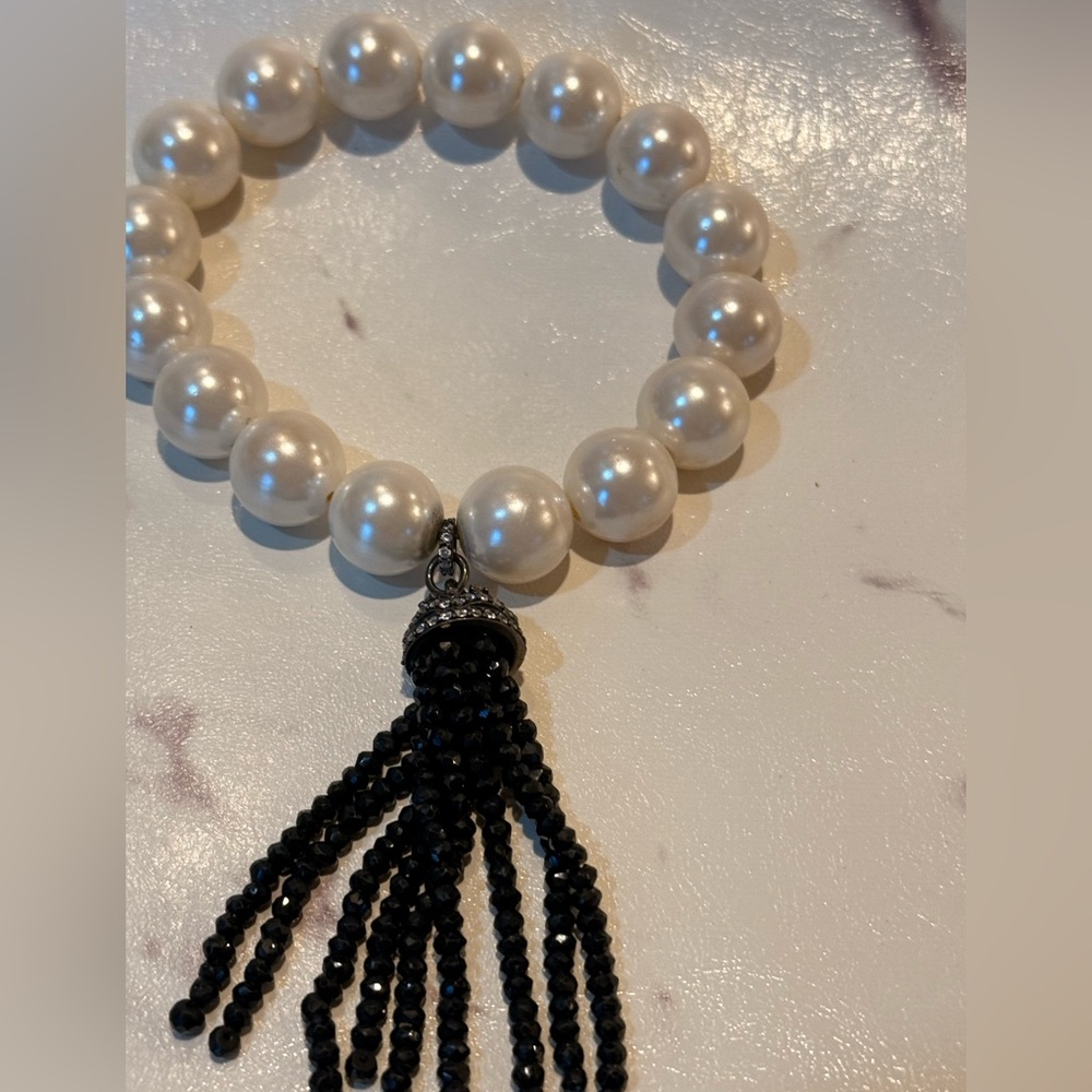 Elegant Pearl and Black Beaded Bracelet